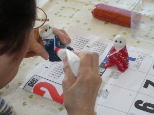 紙粘土を使用し、雛人形作りにチャレンジ！