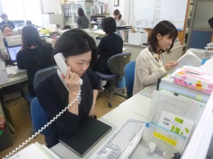 介護施設のスタッフが事務作業を行う職員室の風景